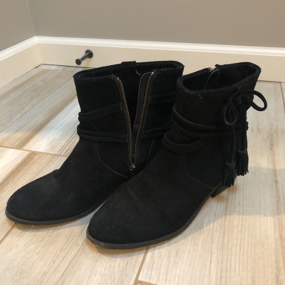 Minnetonka ankle boots barely worn!